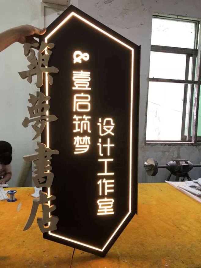 鐵藝創意燈箱設計 光影交織的金屬詩篇